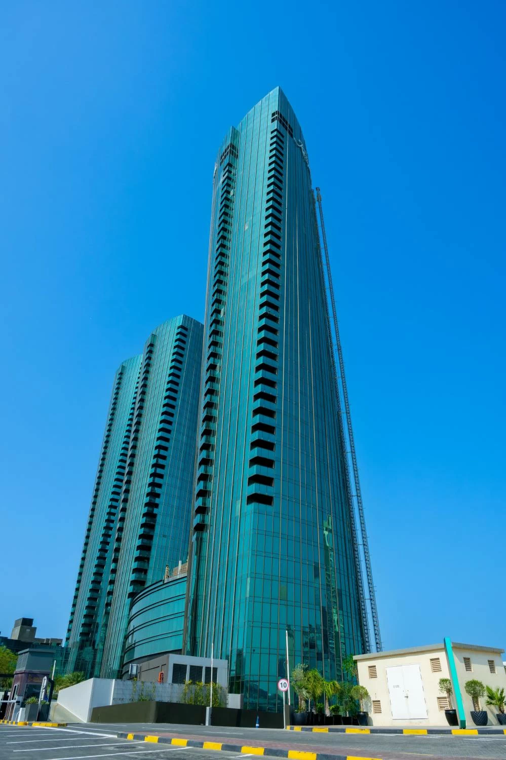 خالد بن عبد الله يحضر تدشين "مساكن كمبينسكي هاربور هايتس "