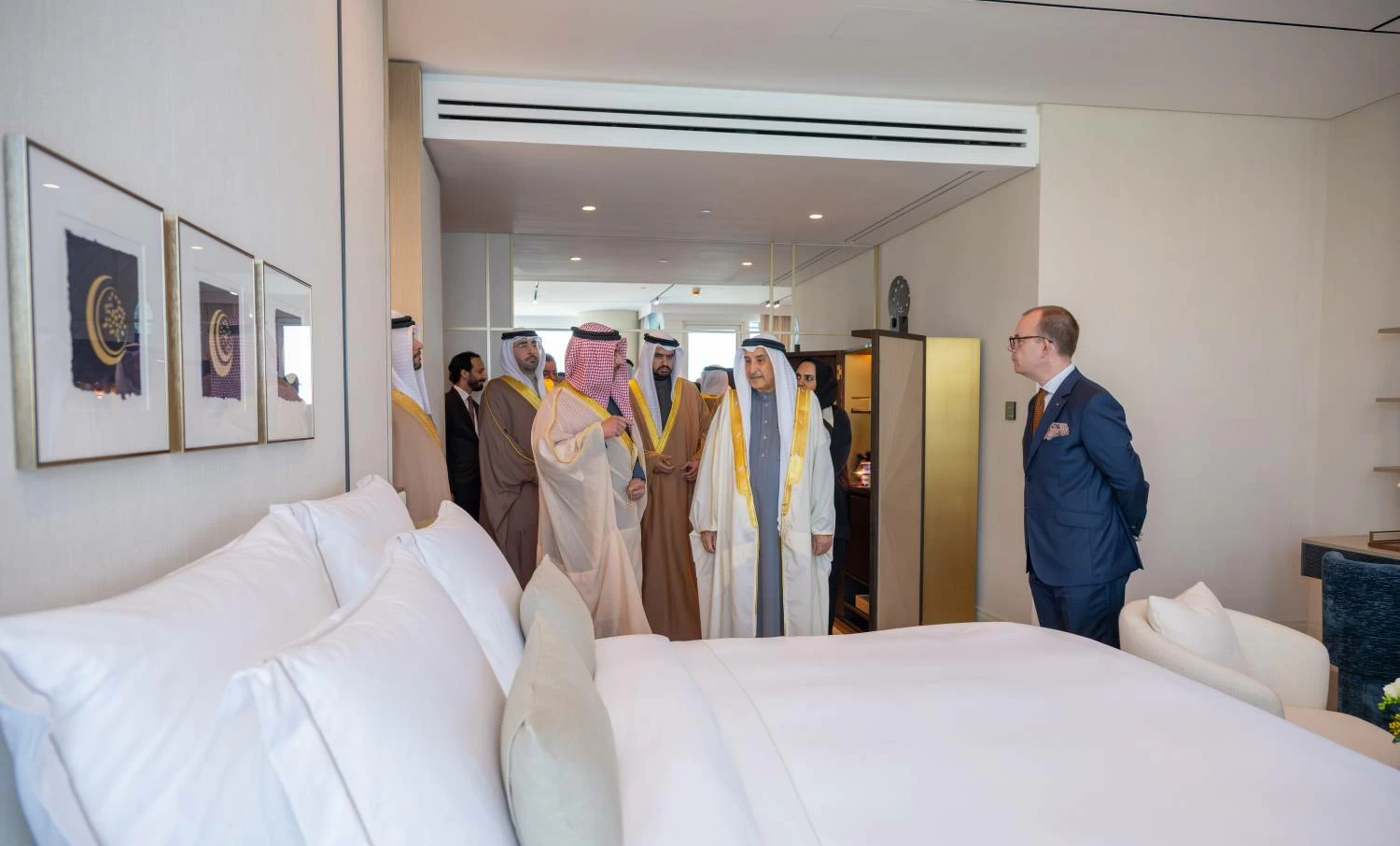 خالد بن عبد الله يحضر تدشين "مساكن كمبينسكي هاربور هايتس "