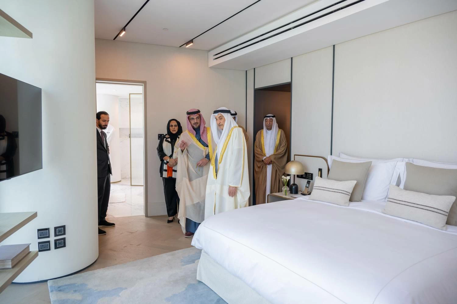 خالد بن عبد الله يحضر تدشين "مساكن كمبينسكي هاربور هايتس "