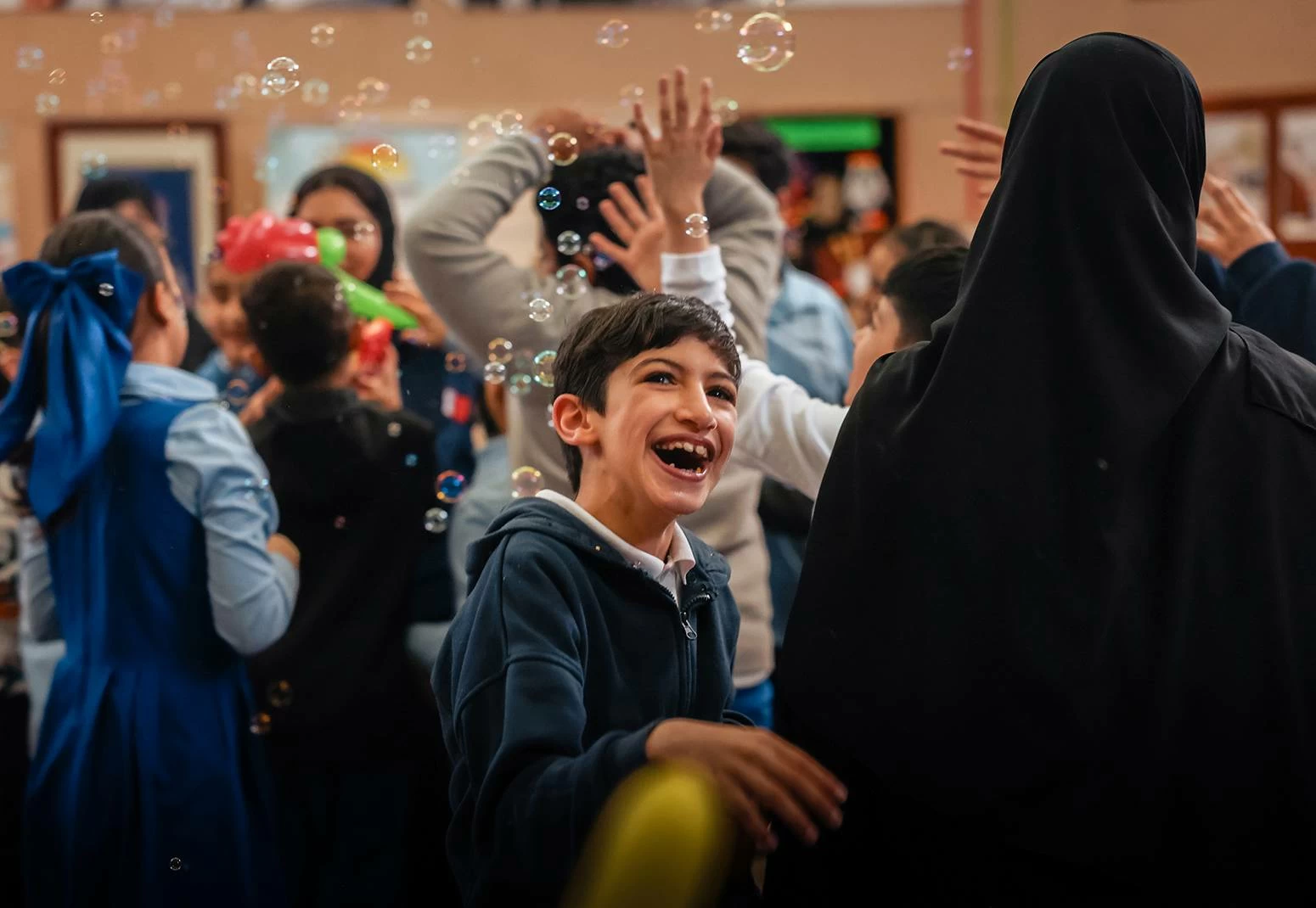 موظفات &laquo;ألبا&raquo; يزرعن البسمة في معهد الأمل