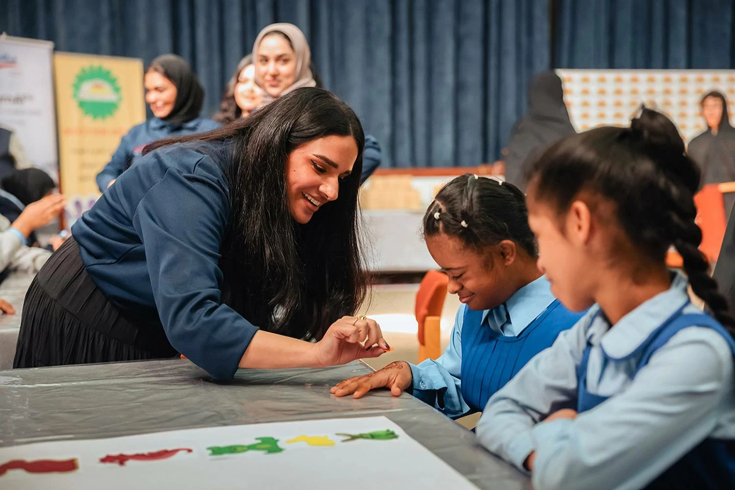 موظفات &laquo;ألبا&raquo; يزرعن البسمة في معهد الأمل