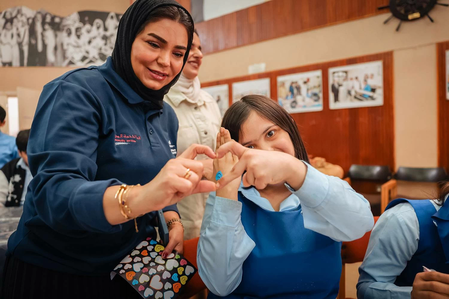 موظفات &laquo;ألبا&raquo; يزرعن البسمة في معهد الأمل