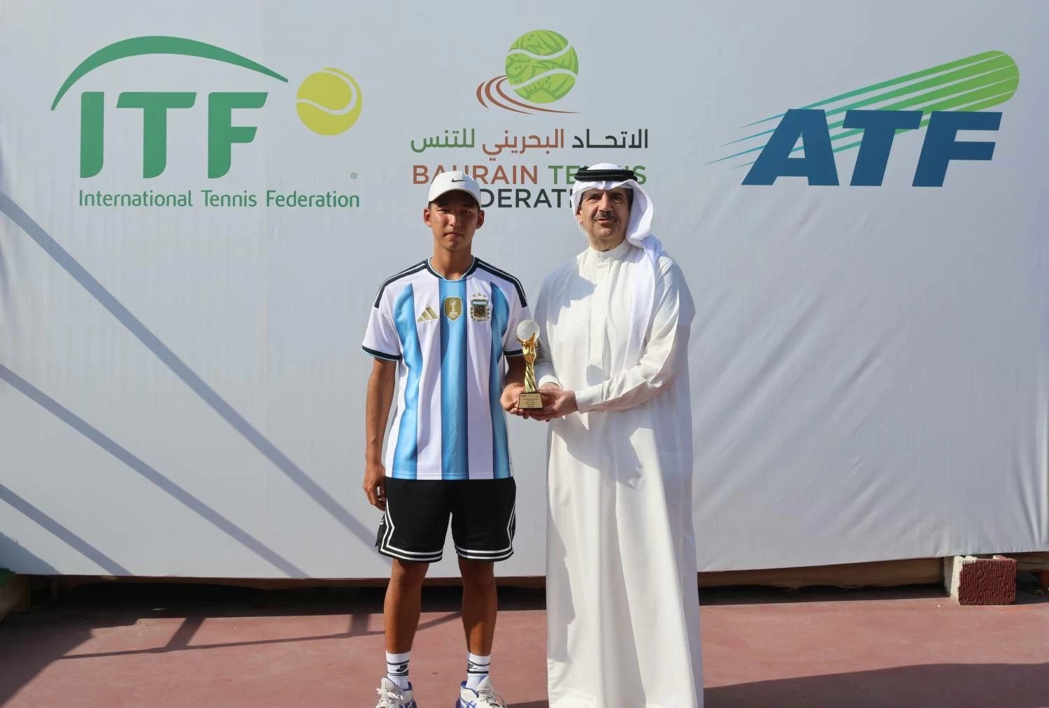 الكازاخستاني ماخانوف بطلا لفردي الأولاد والروسية إسينا بطلة للفتيات