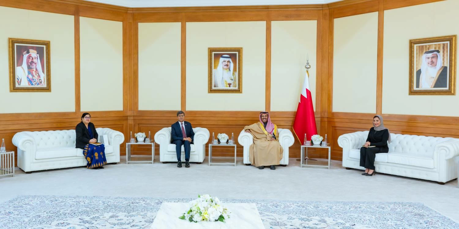 وزير الإعلام يستقبل سفير نيبال لدى مملكة البحرين