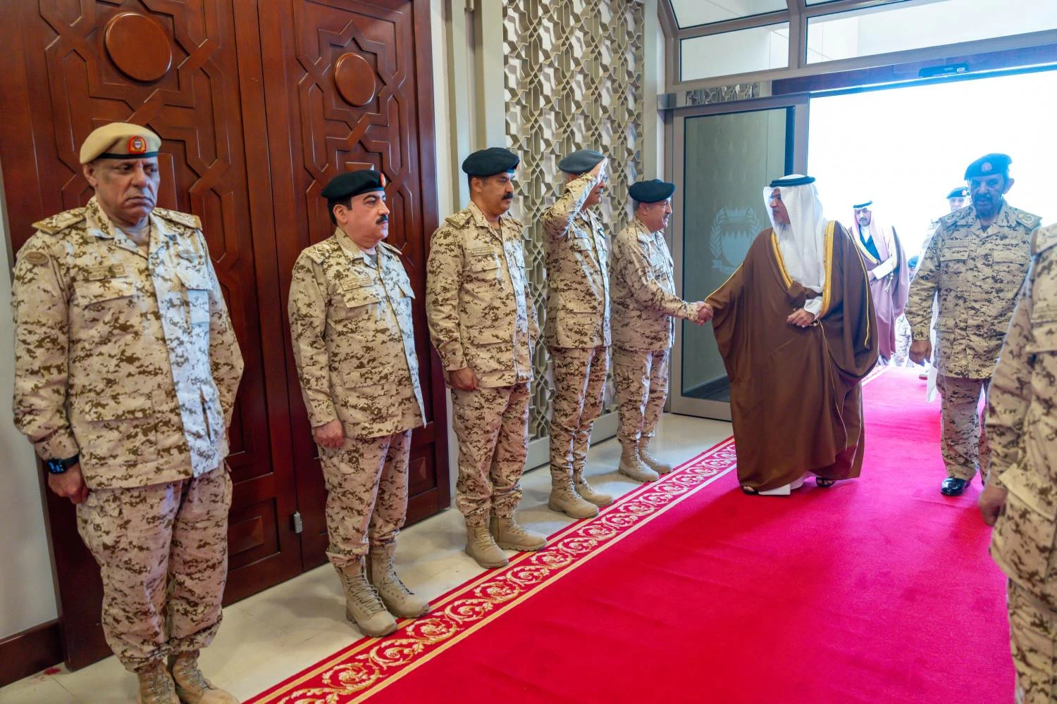 نائب جلالة الملك ولي العهد يزور القيادة العامة لقوة دفاع البحرين