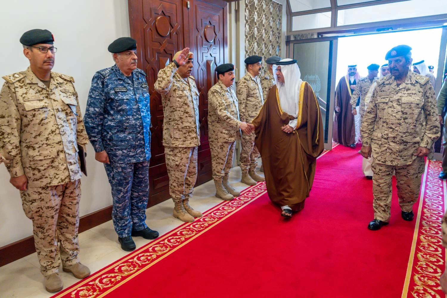 نائب جلالة الملك ولي العهد يزور القيادة العامة لقوة دفاع البحرين