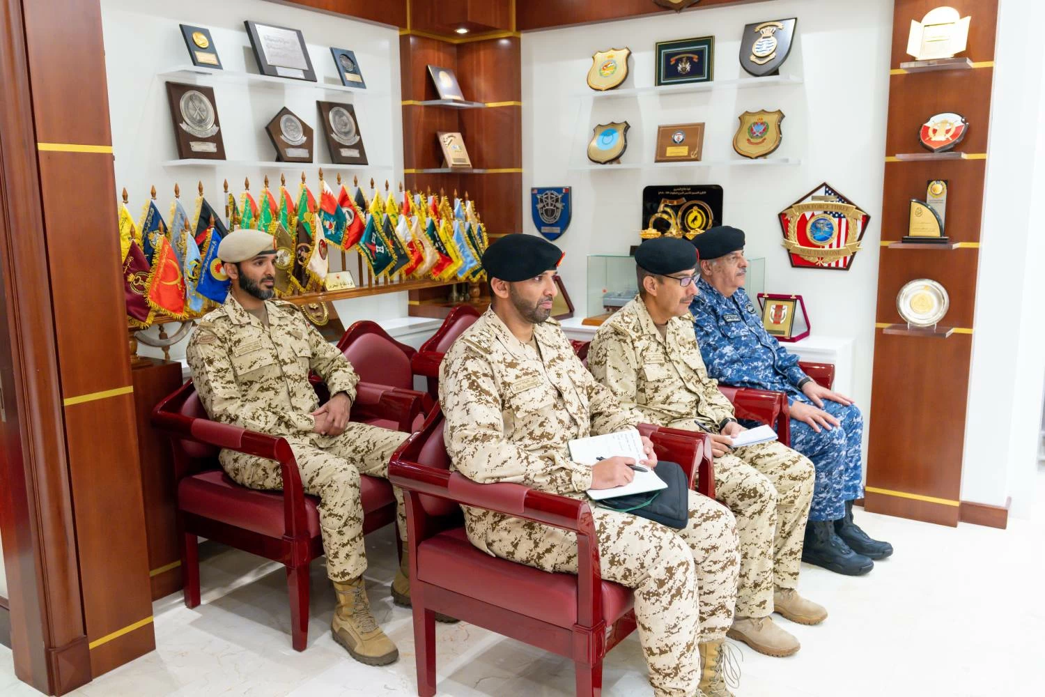 نائب جلالة الملك ولي العهد يزور القيادة العامة لقوة دفاع البحرين