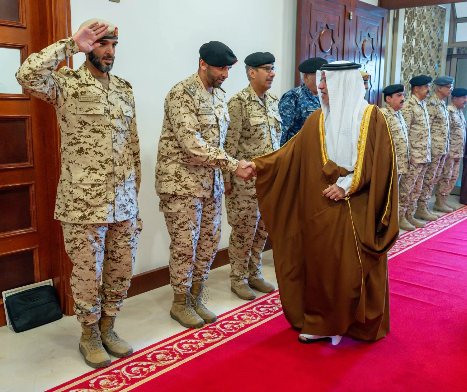 نائب جلالة الملك ولي العهد يزور القيادة العامة لقوة دفاع البحرين