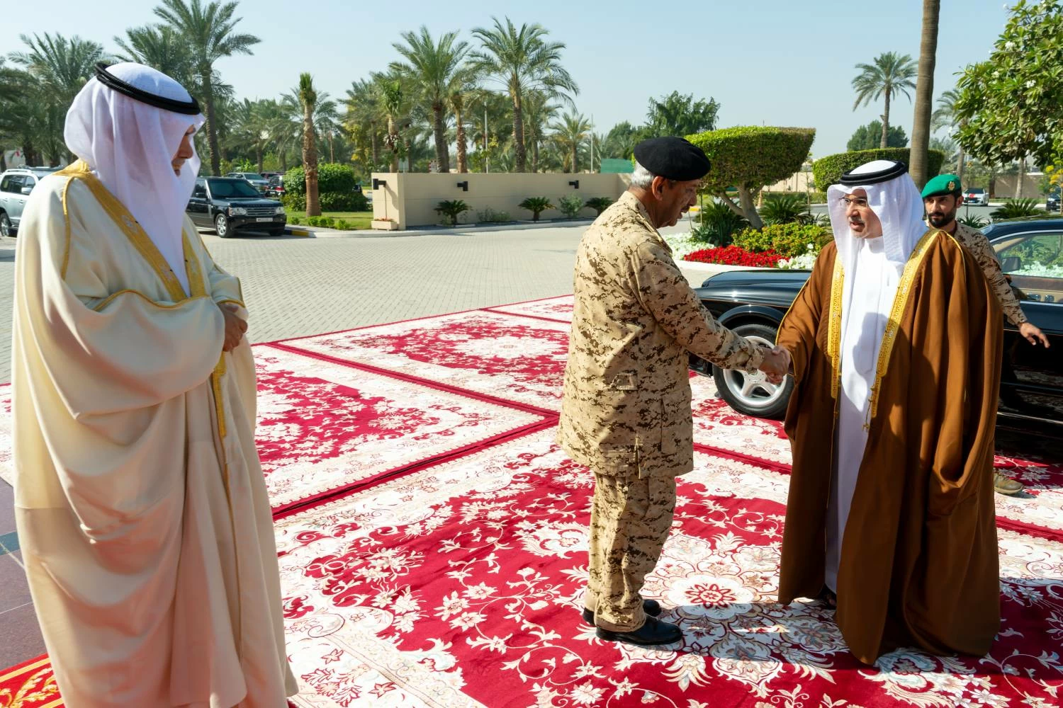 نائب جلالة الملك ولي العهد يزور القيادة العامة لقوة دفاع البحرين