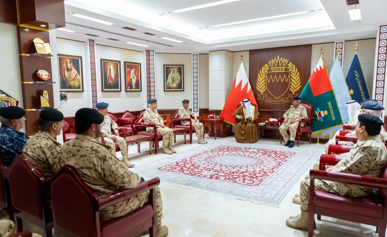 نائب جلالة الملك ولي العهد يزور القيادة العامة لقوة دفاع البحرين