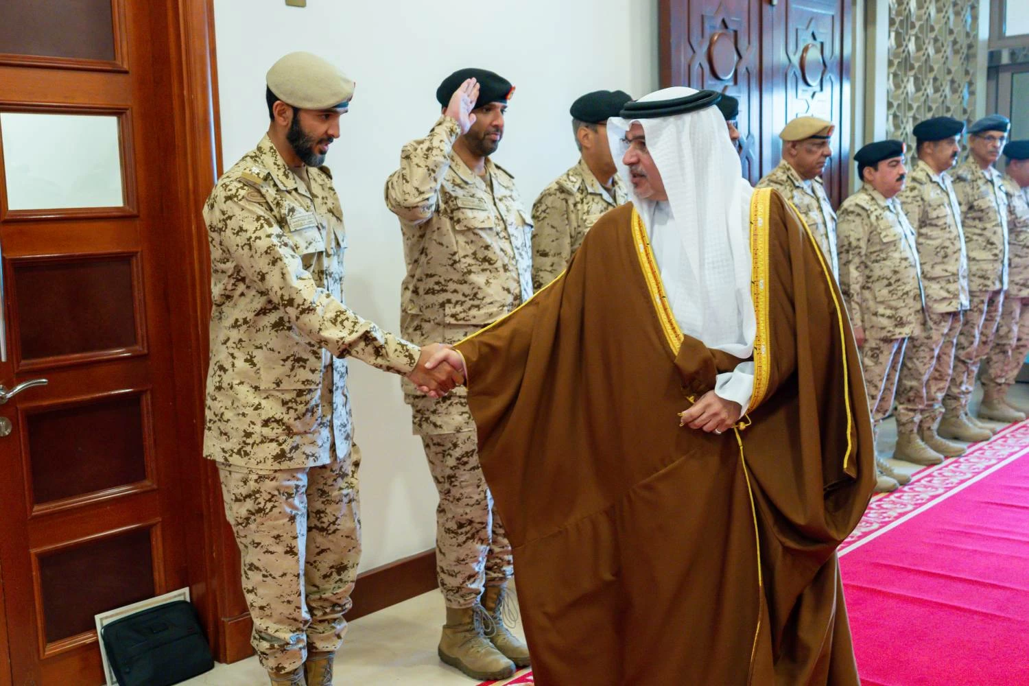 نائب جلالة الملك ولي العهد يزور القيادة العامة لقوة دفاع البحرين