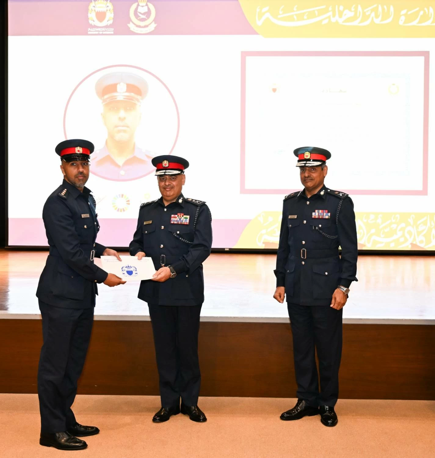 رئيس الشرطة يشهد حفل تخريج 149 مشاركاً في عدد من الدورات التدريبية