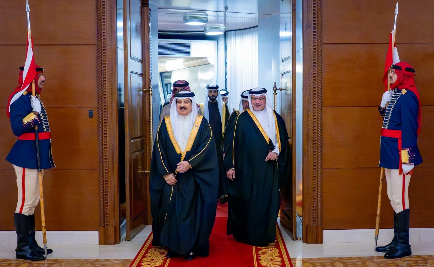 الملك يعود إلى أرض الوطن بعد زيارة رسمية إلى فرنسا