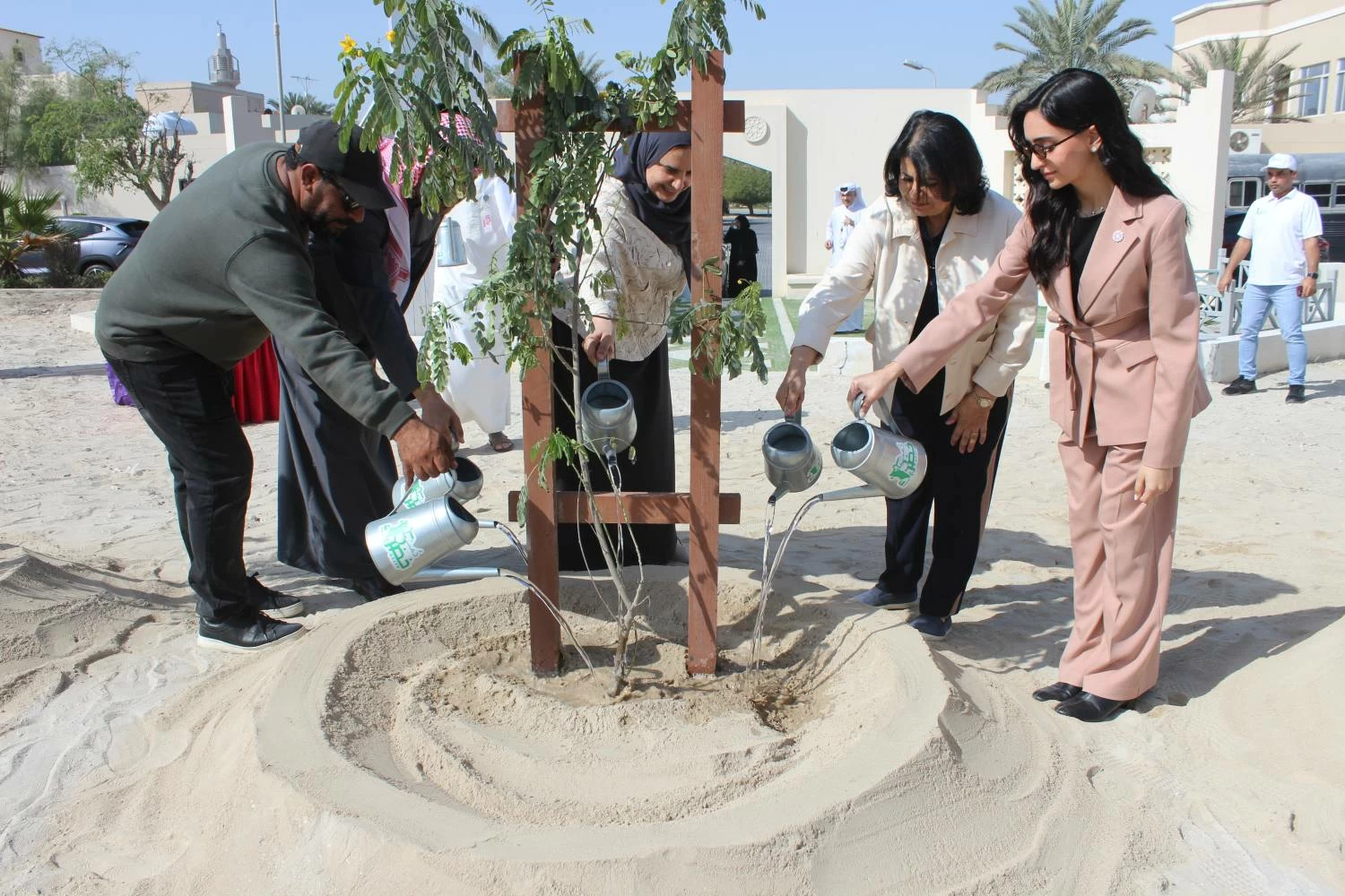 الجامعة الامريكية بالبحرين تدعم تشجير موقعين حيويين ضمن مبادرة "دمت خضراء"