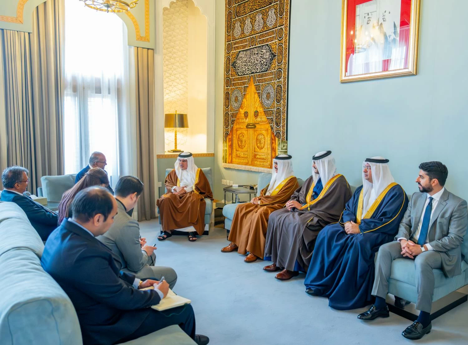 ولي العهد رئيس الوزراء يلتقي منسق الأمن القومي ووزير الشؤون الداخلية في سنغافورة