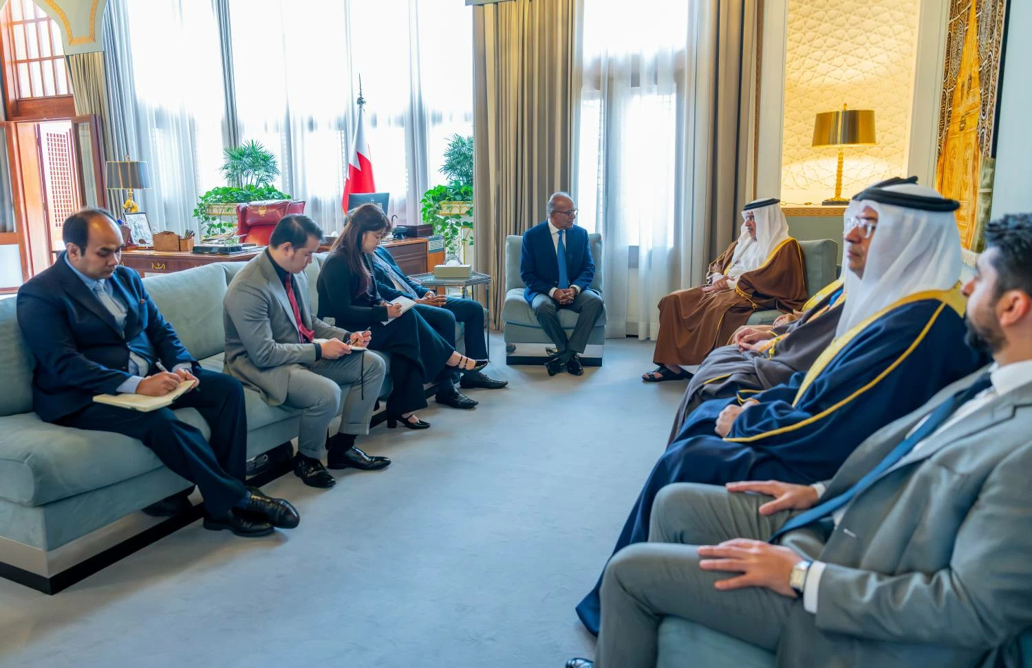 ولي العهد رئيس الوزراء يلتقي منسق الأمن القومي ووزير الشؤون الداخلية في سنغافورة