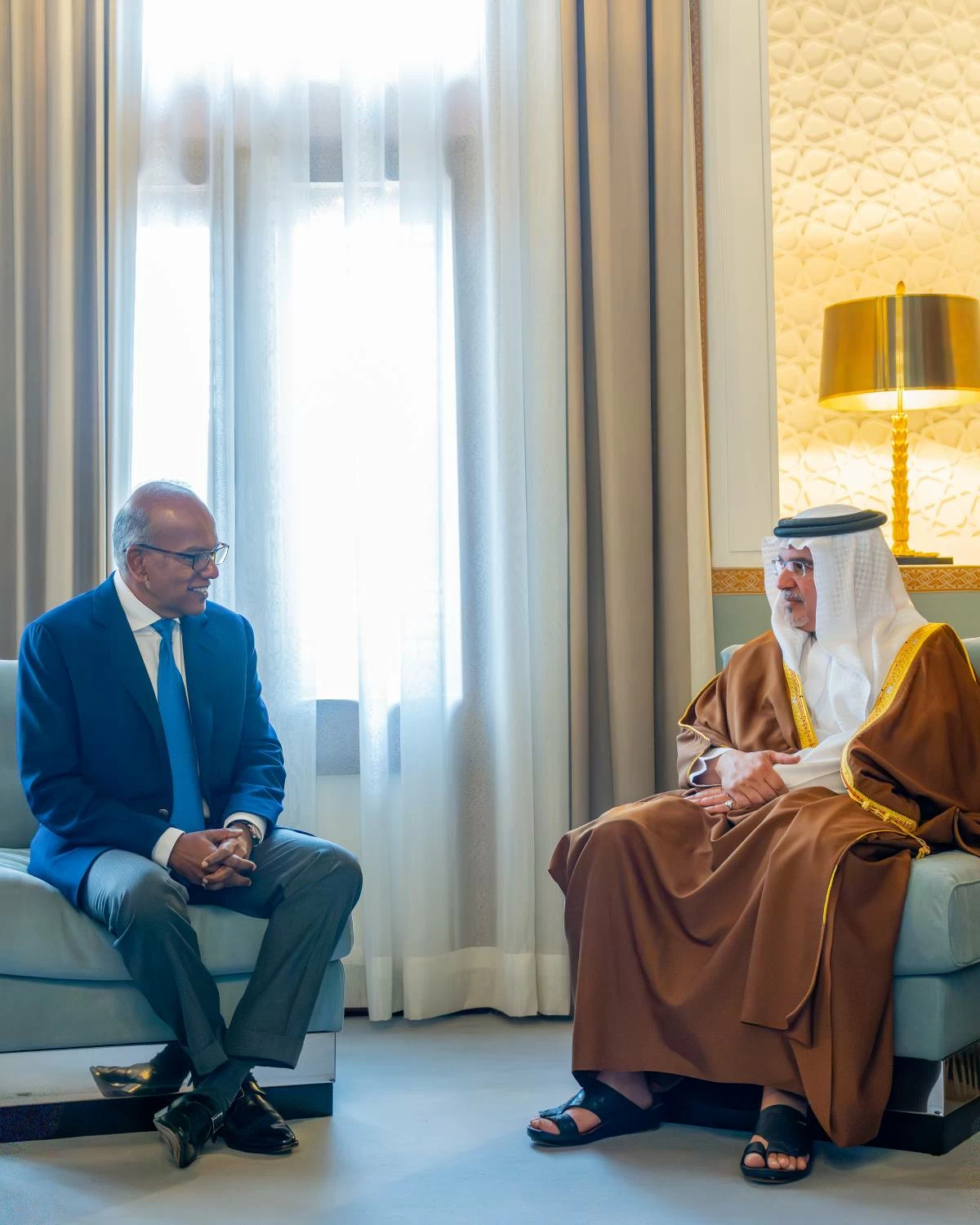 ولي العهد رئيس الوزراء يلتقي منسق الأمن القومي ووزير الشؤون الداخلية في سنغافورة