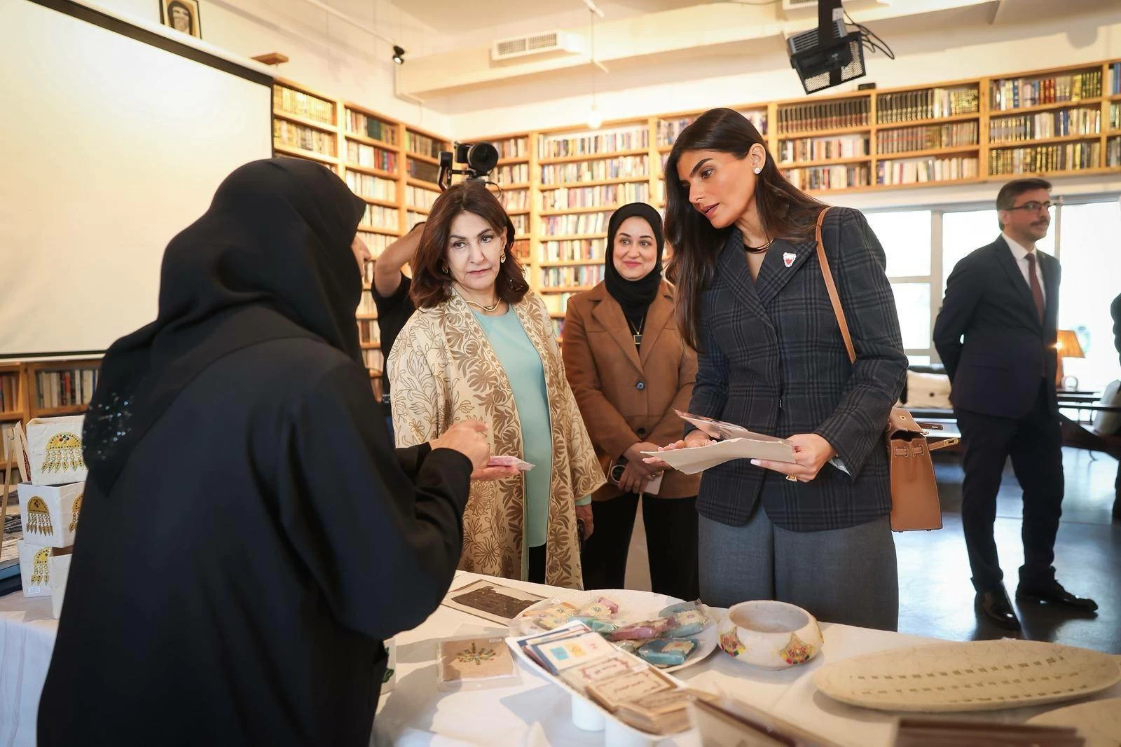 جمعية رعاية الطفل والأمومة تفتتح معرض ورق النخيل 6