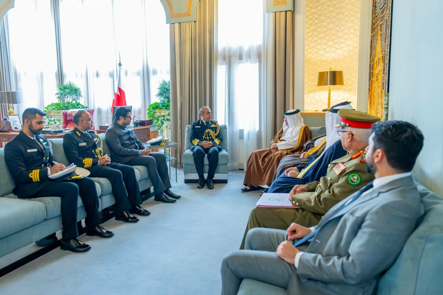 ولي العهد نائب القائد الأعلى رئيس الوزراء يلتقي نائب رئيس هيئة الأركان البحرية بالهند