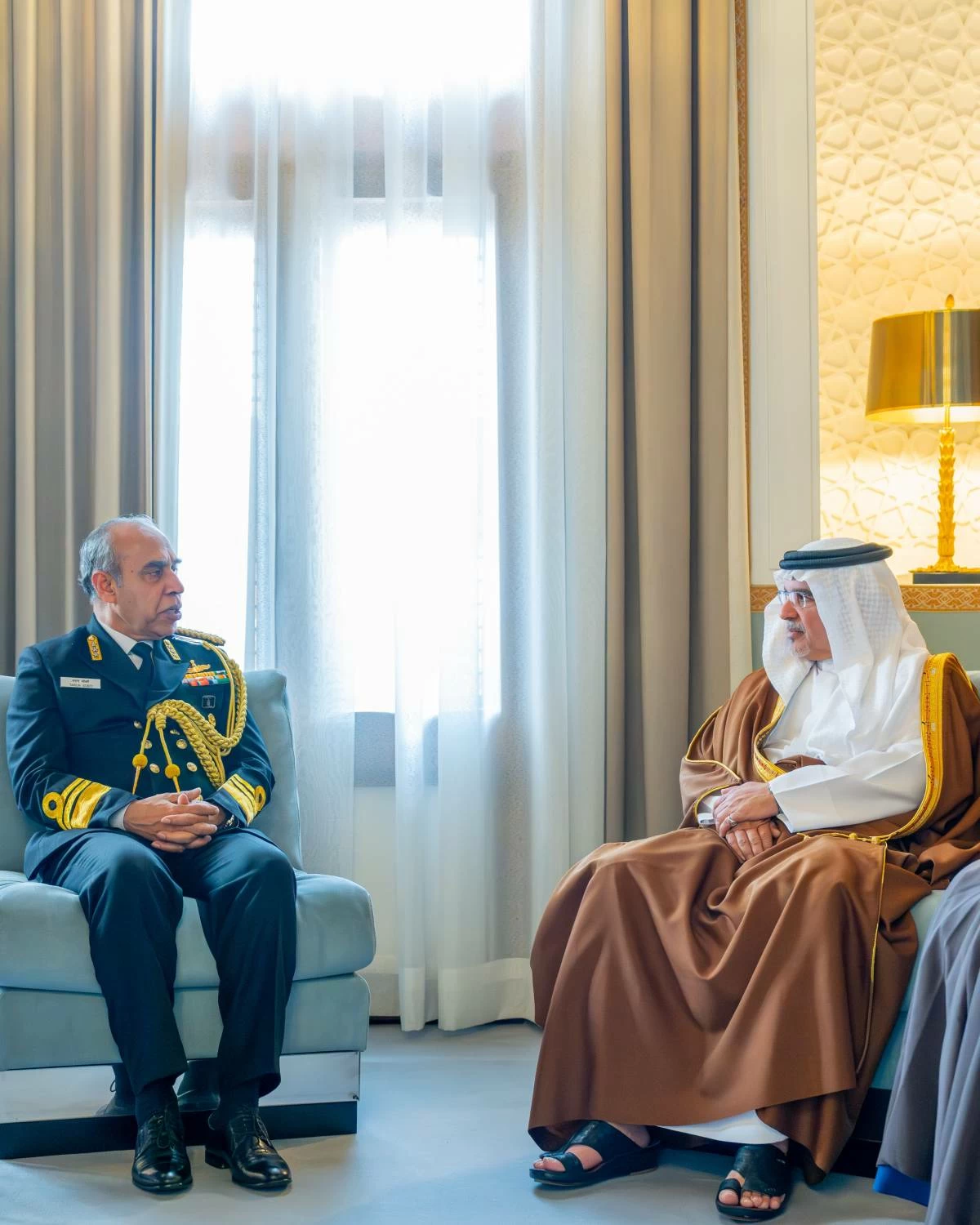 ولي العهد نائب القائد الأعلى رئيس الوزراء يلتقي نائب رئيس هيئة الأركان البحرية بالهند