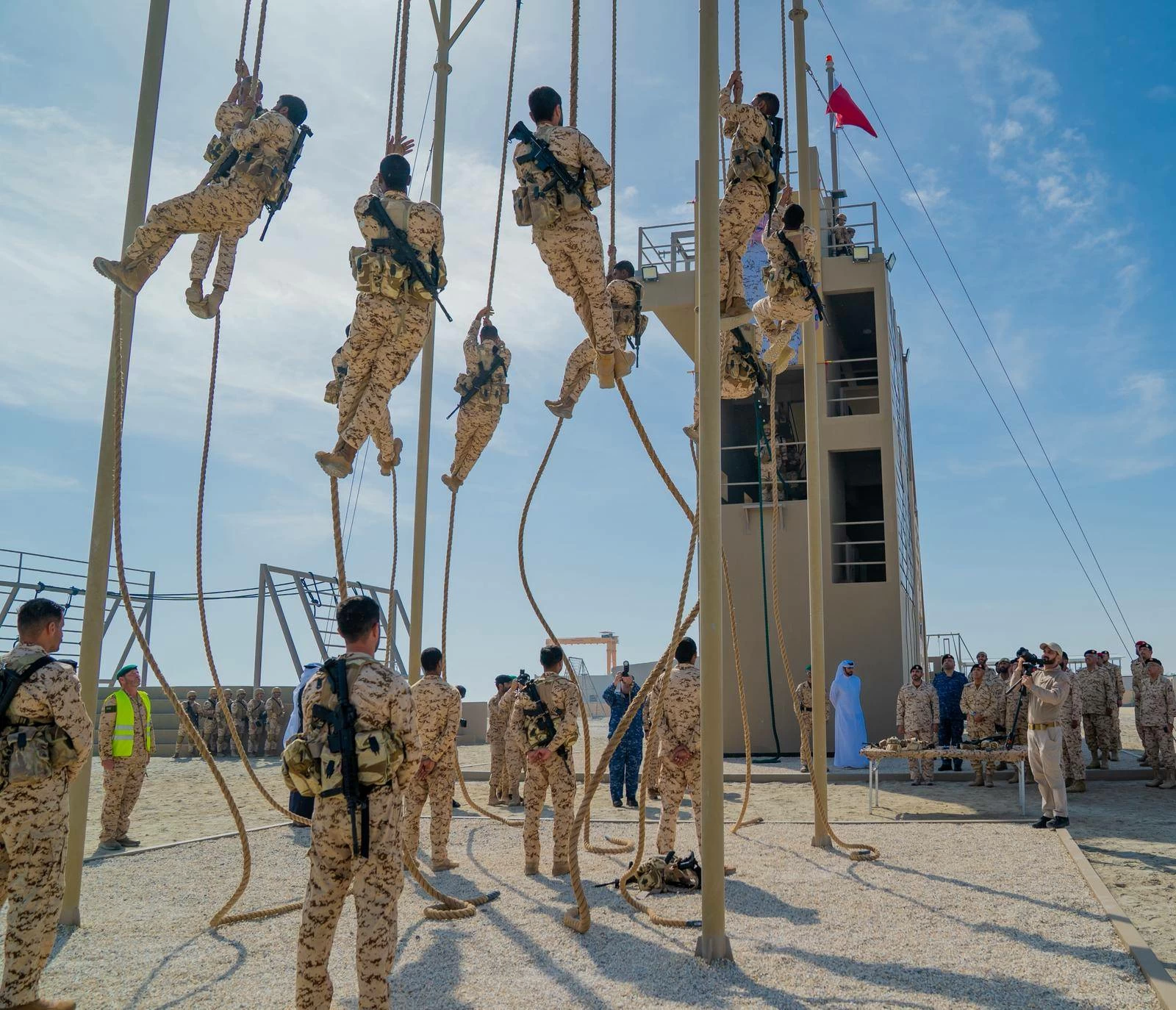 رئيس هيئة الأركان يحضر حفل افتتاح ميدان حواجز المغاوير التابع لكتيبة المشاة البحرية