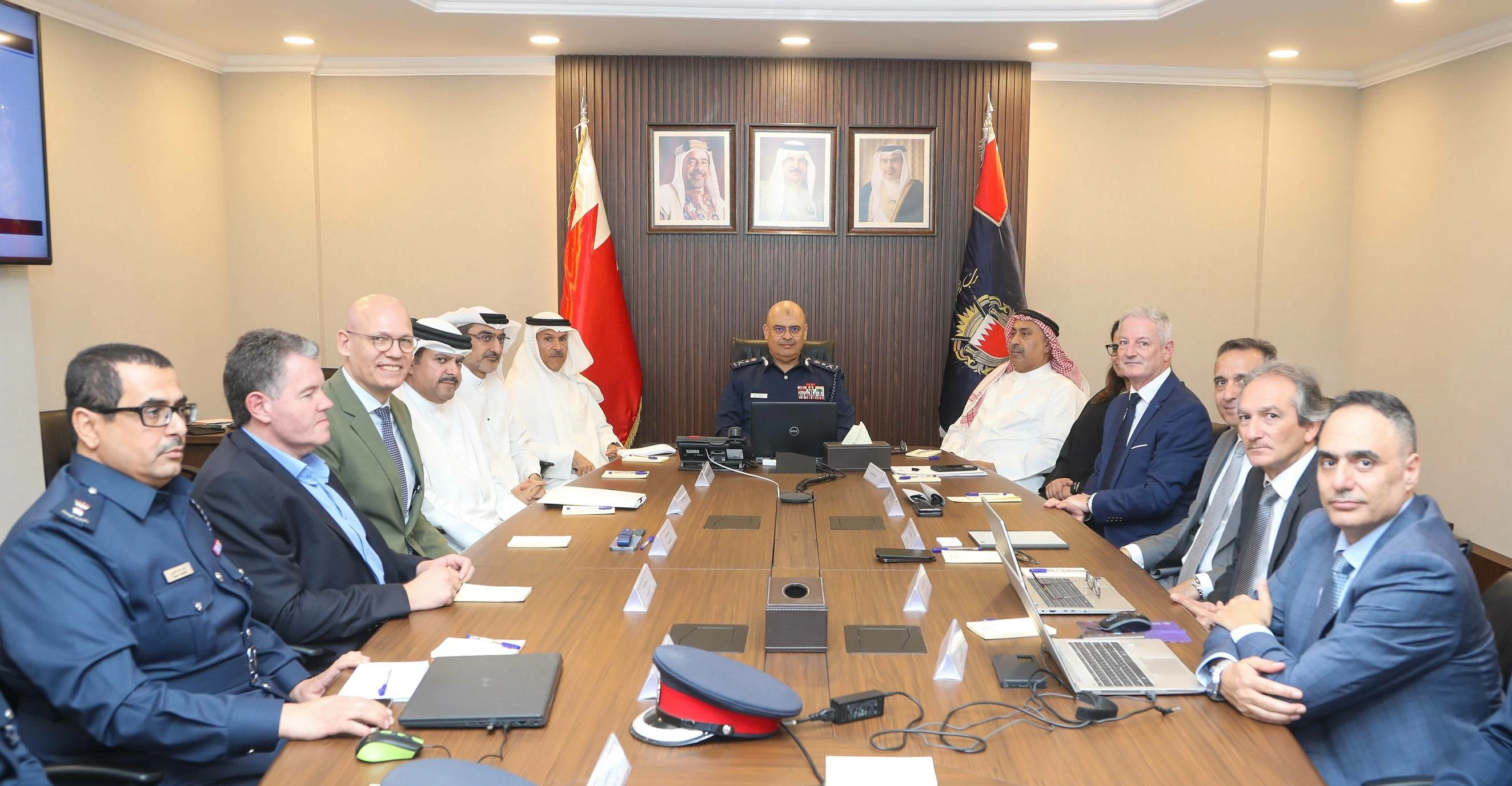 رئيس الشرطة يترأس اجتماعًا مع الشركة المنفذة لمشروع نظام القياسات الحيوية