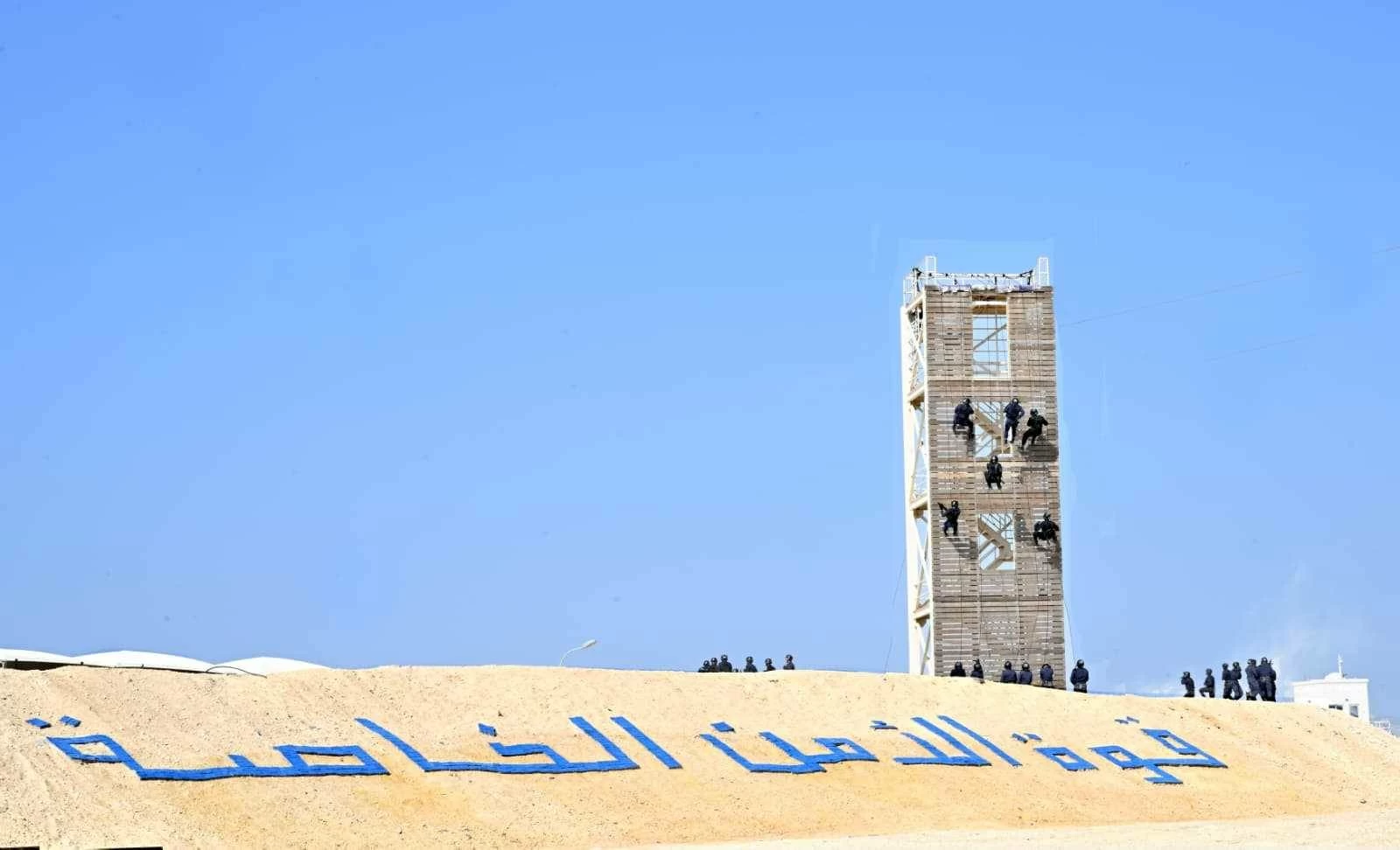 وزير الداخلية يشهد حفـل تخرج دورة الصاعقة التأسيسية وعدد من الدورات التدريبية بقيادة قوة الأمن الخاصة