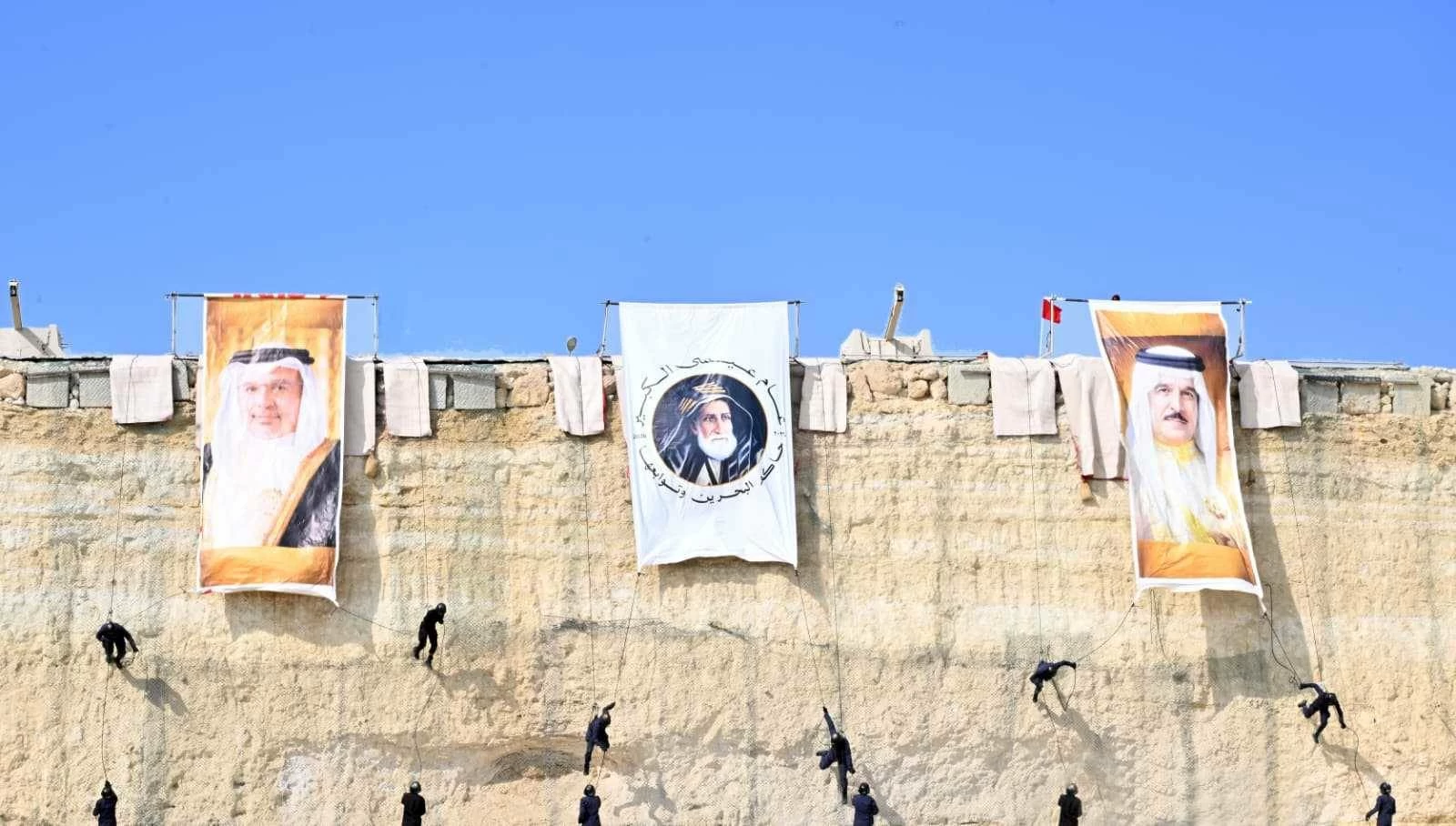 وزير الداخلية يشهد حفـل تخرج دورة الصاعقة التأسيسية وعدد من الدورات التدريبية بقيادة قوة الأمن الخاصة