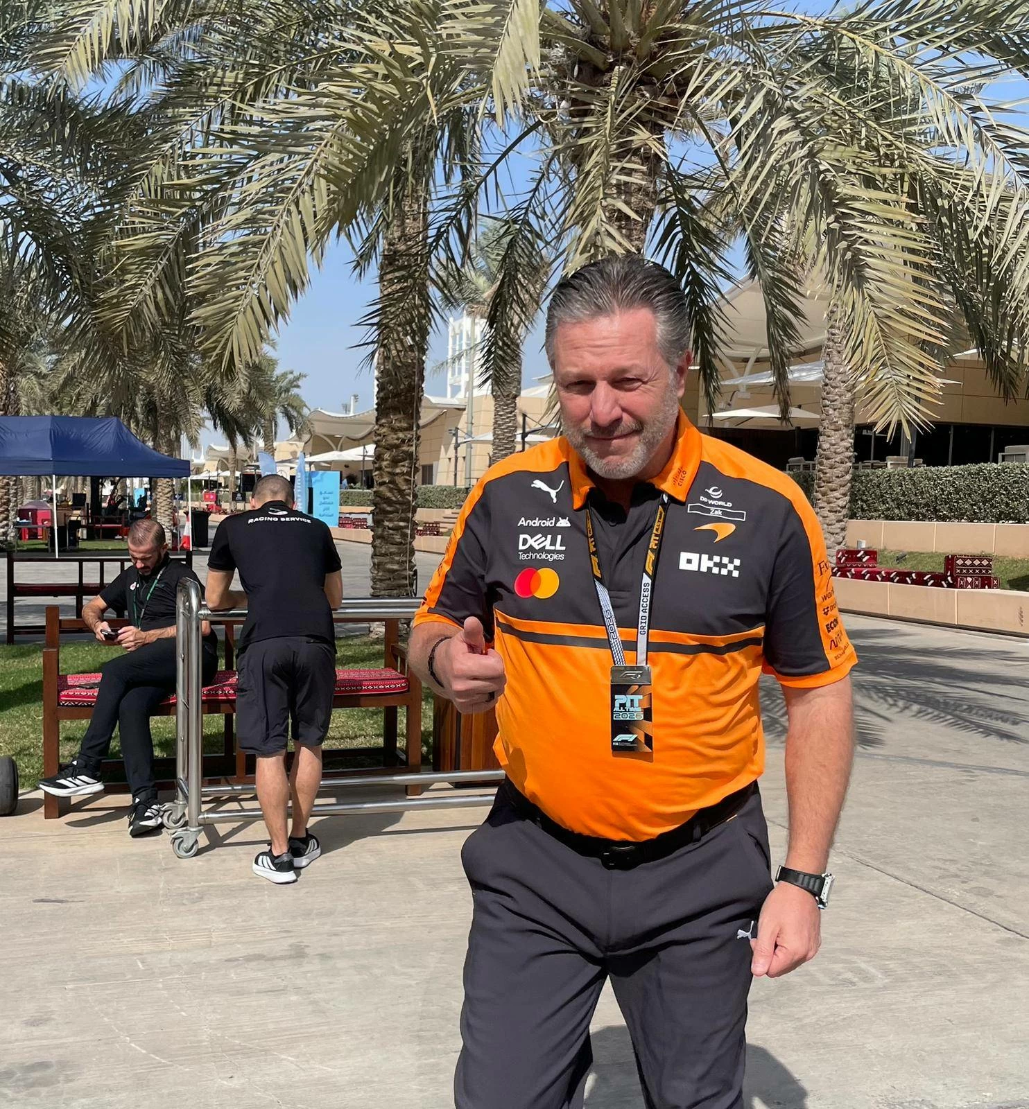 الرئيس التنفيذي لماكلارين زاك براون يحيي عدسة "الوطن الرياضي" في حلبة البحرين