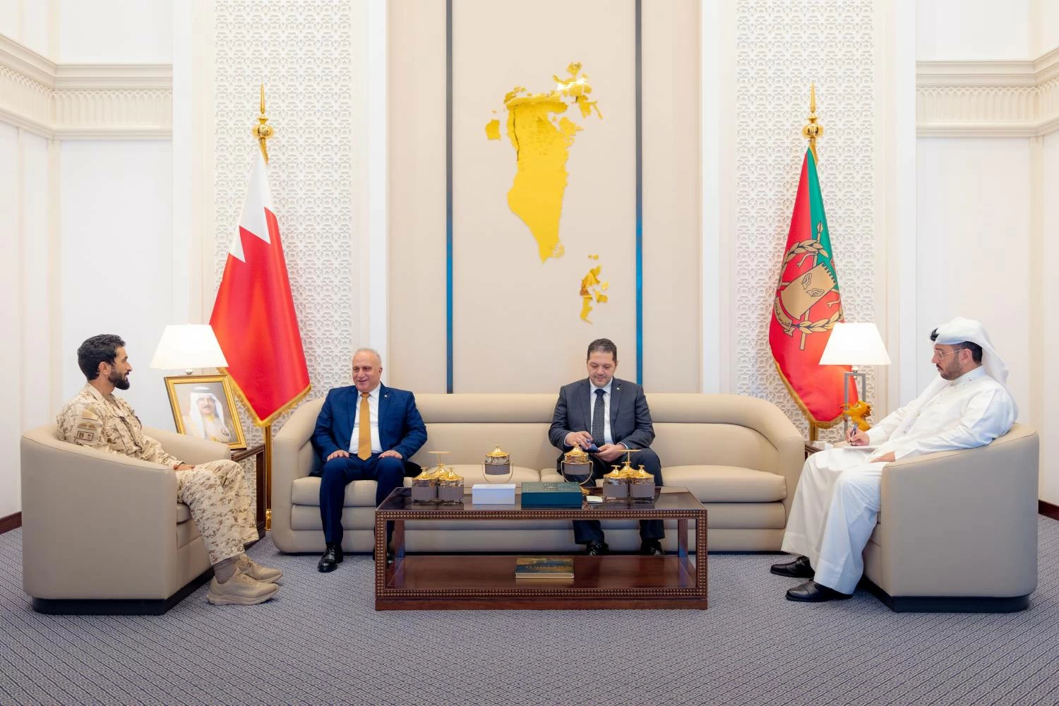 ناصر بن حمد يستقبل سفير دولة فلسطين لدى البحرين