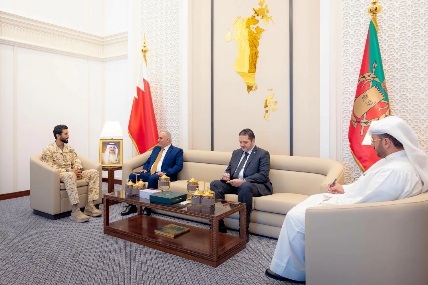 ناصر بن حمد يستقبل سفير دولة فلسطين لدى البحرين