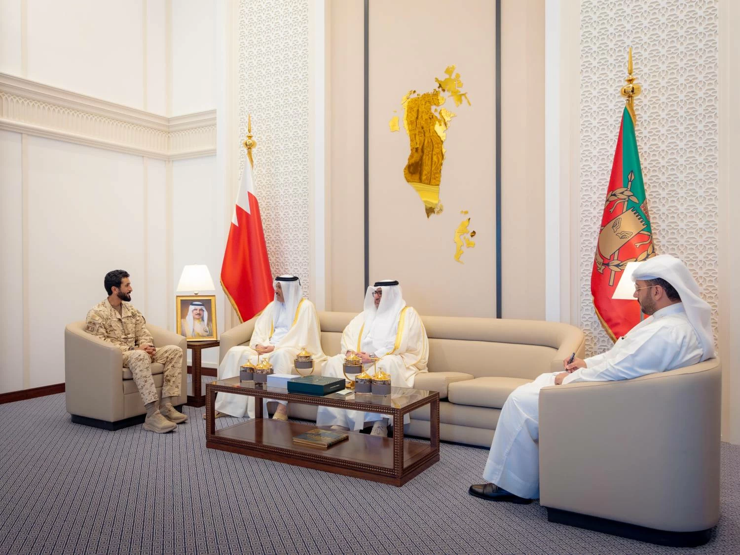 ناصر بن حمد يستقبل سفير قطر بمناسبة تعيينه لدى المملكة