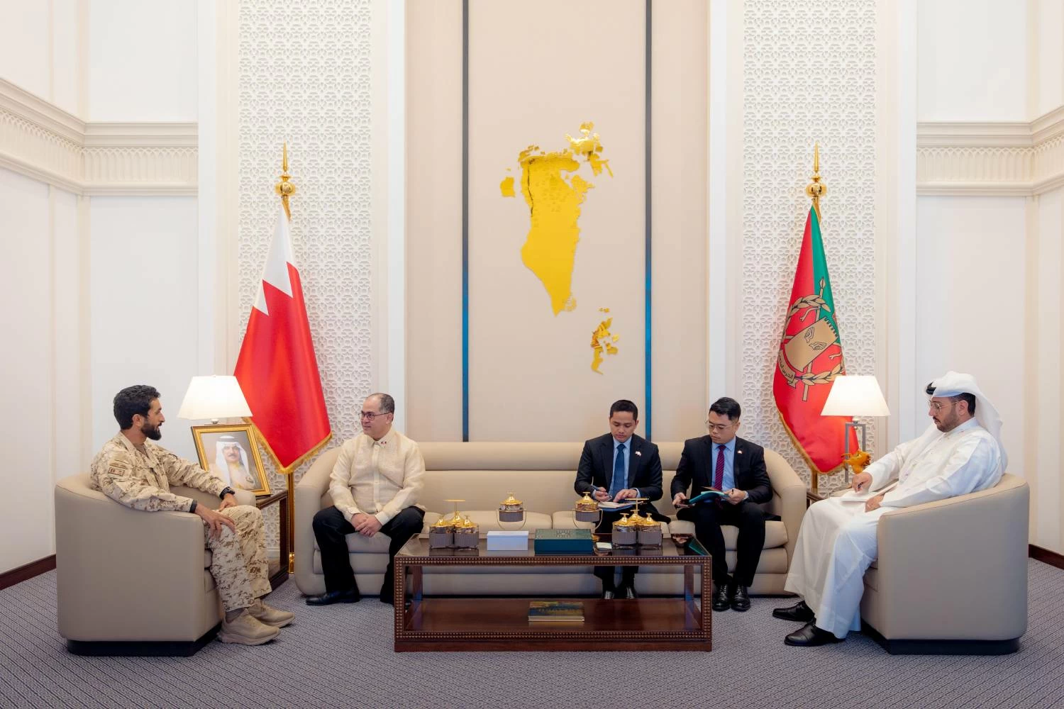 ناصر بن حمد آل خليفة يستقبل سفير جمهورية الفلبين لدى البحرين