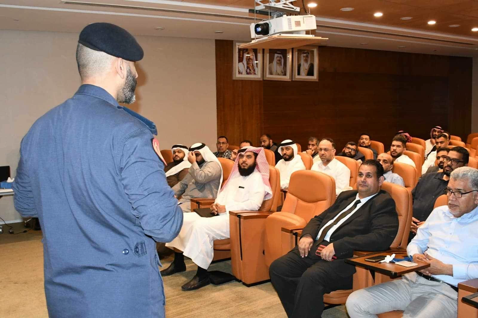 &laquo;الدفاع المدني&raquo; ينظم محاضرة تعريفية بدليل البحرين لموظفي هيئة الكهرباء والماء