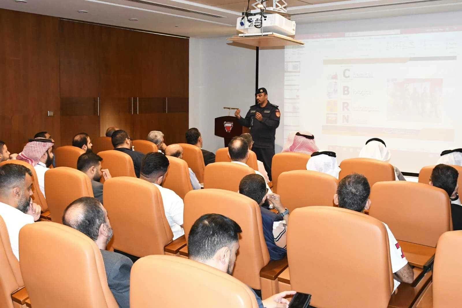 &laquo;الدفاع المدني&raquo; ينظم محاضرة تعريفية بدليل البحرين لموظفي هيئة الكهرباء والماء