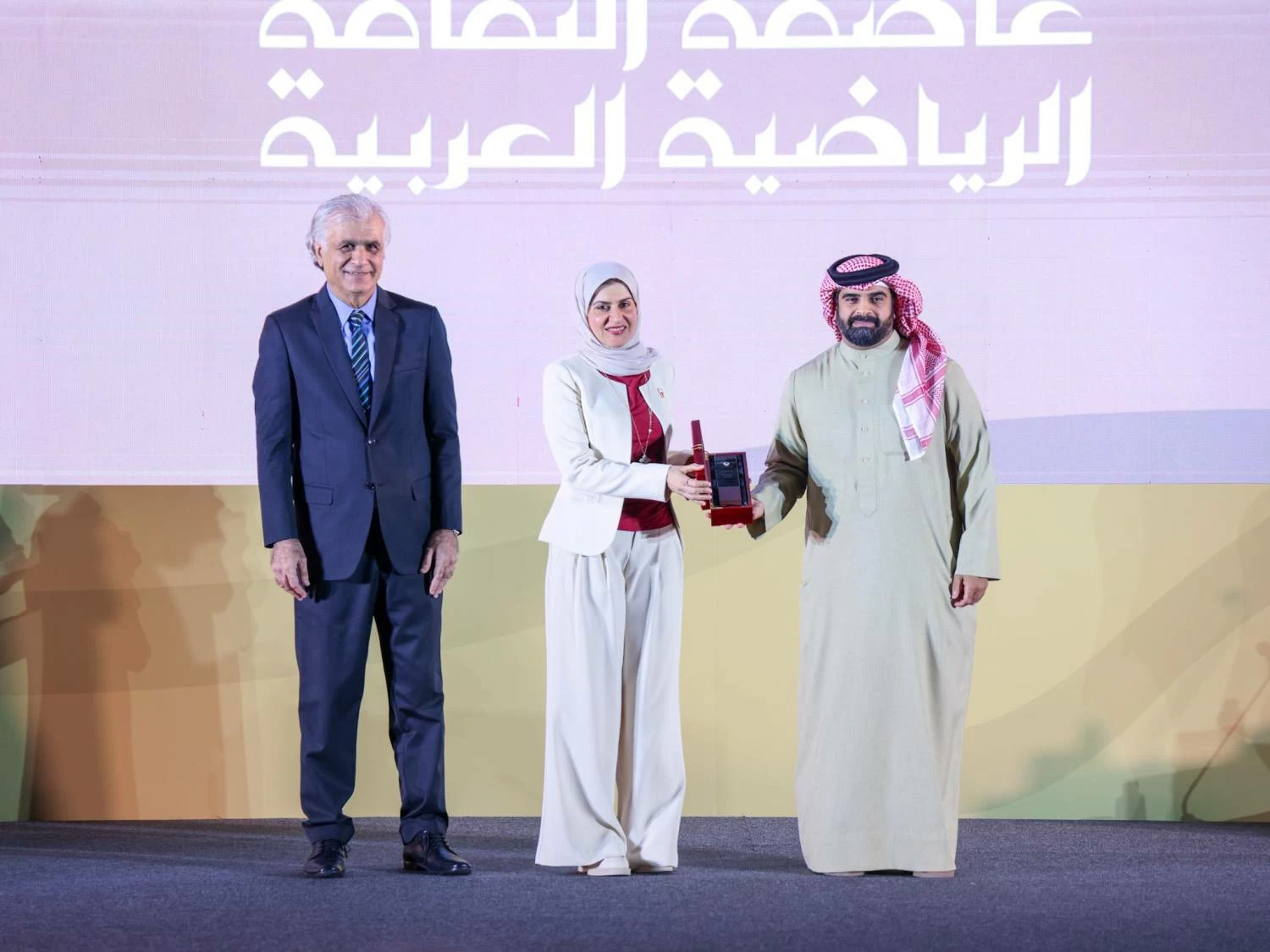 تكريم الأمين العام لمجلس الشورى كأحد رواد وداعمي الابتكار في مجال الذكاء الاصطناعي