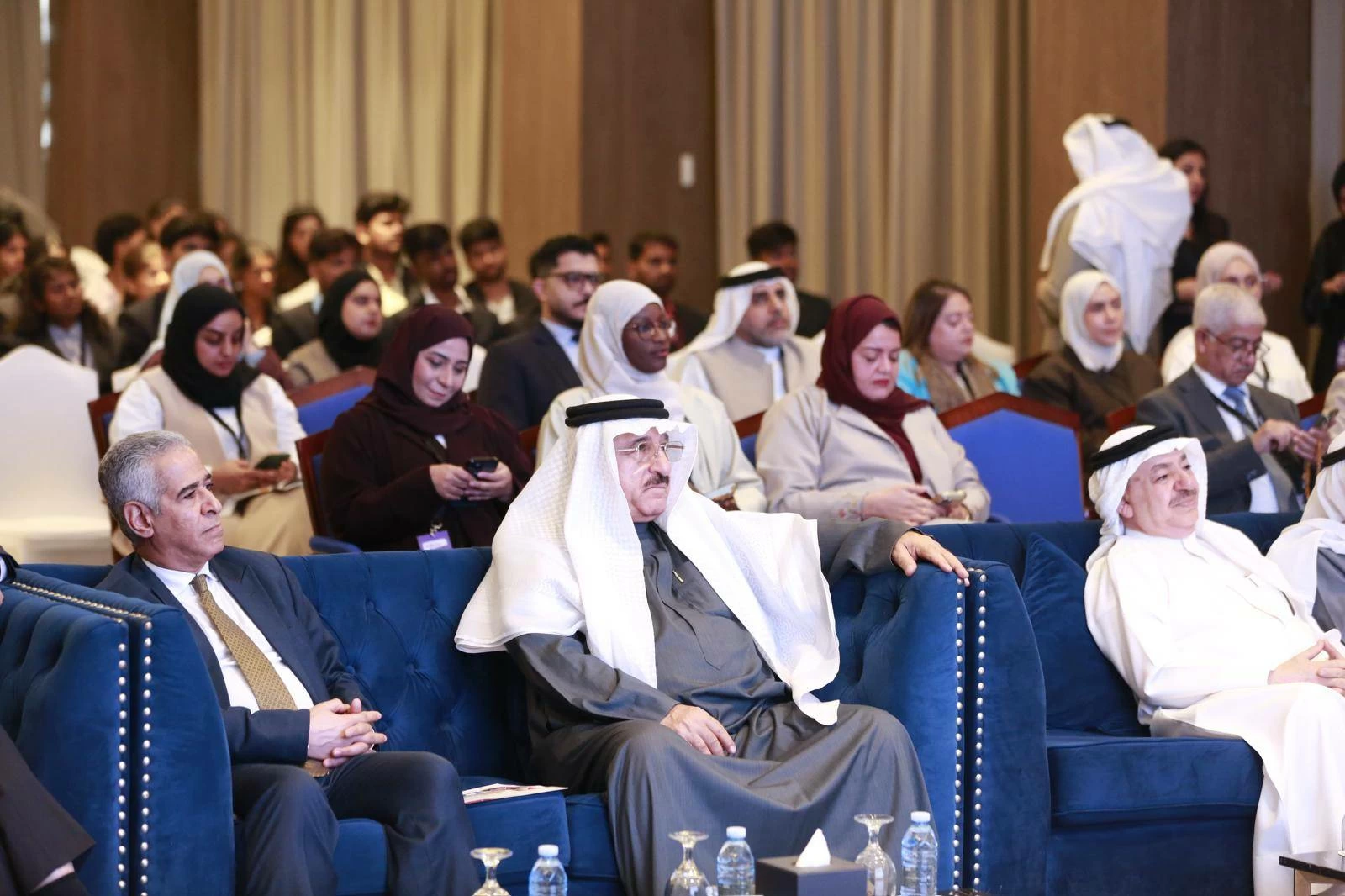 بين الإنسان والآلة: كيف تُعد الجامعات خريج المستقبل في عصر الثورة الصناعية الخامسة؟