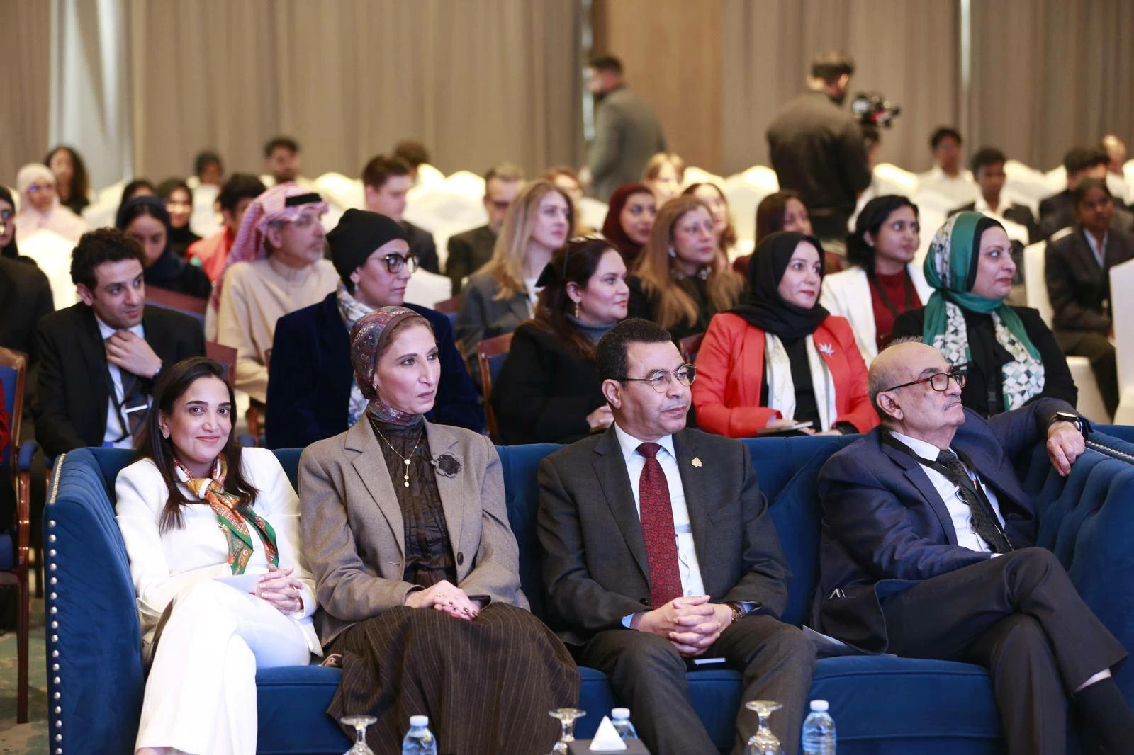 بين الإنسان والآلة: كيف تُعد الجامعات خريج المستقبل في عصر الثورة الصناعية الخامسة؟