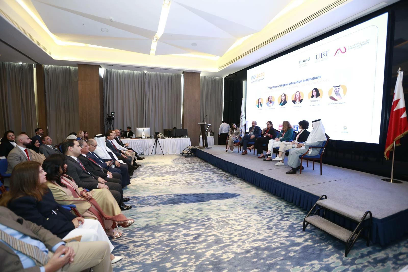 بين الإنسان والآلة: كيف تُعد الجامعات خريج المستقبل في عصر الثورة الصناعية الخامسة؟