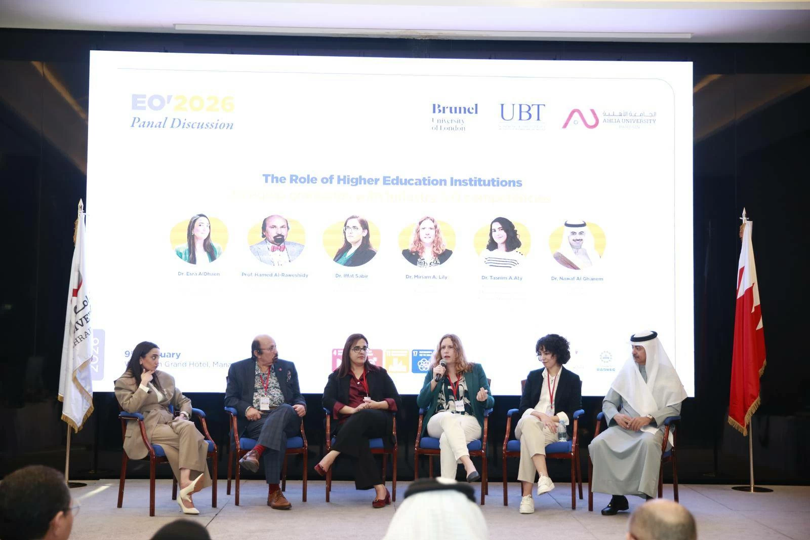 بين الإنسان والآلة: كيف تُعد الجامعات خريج المستقبل في عصر الثورة الصناعية الخامسة؟