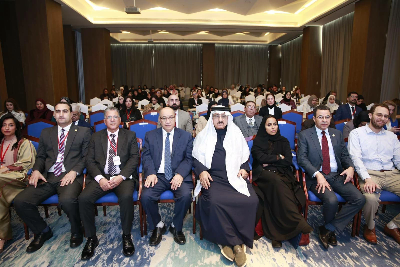 بين الإنسان والآلة: كيف تُعد الجامعات خريج المستقبل في عصر الثورة الصناعية الخامسة؟