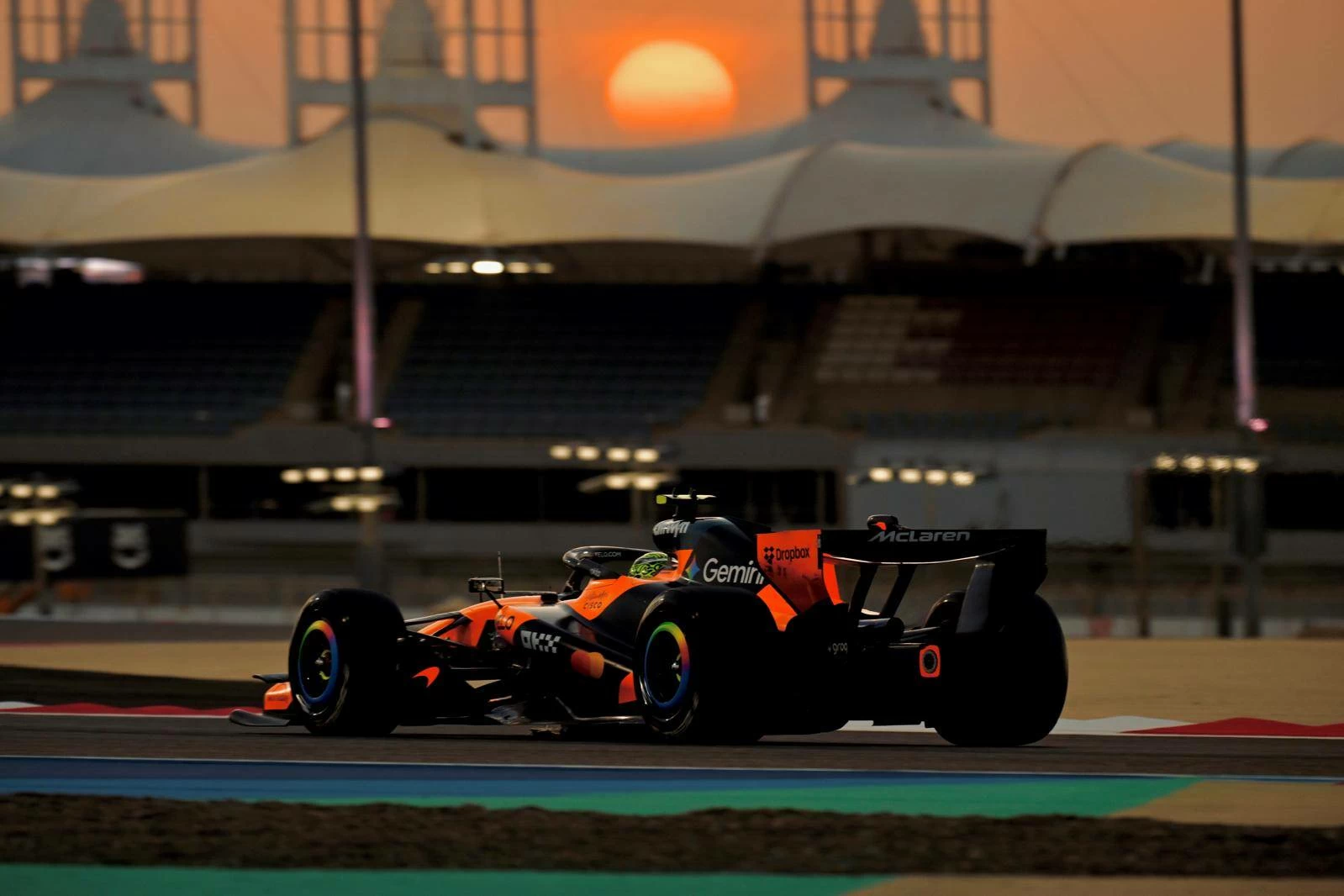 نوريس ينهي اليوم الأول من تجارب الفورمولا وان بالصدارة