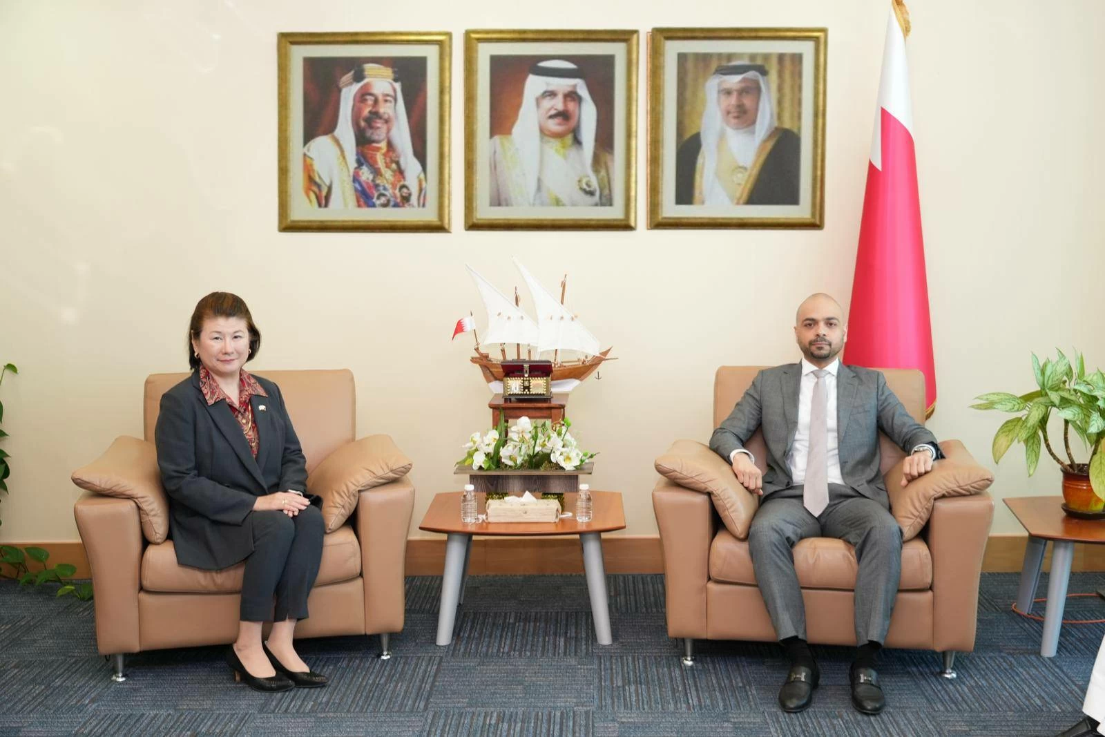 وزير التنمية الاجتماعية يستقبل سفيرة اليابان لدى مملكة البحرين