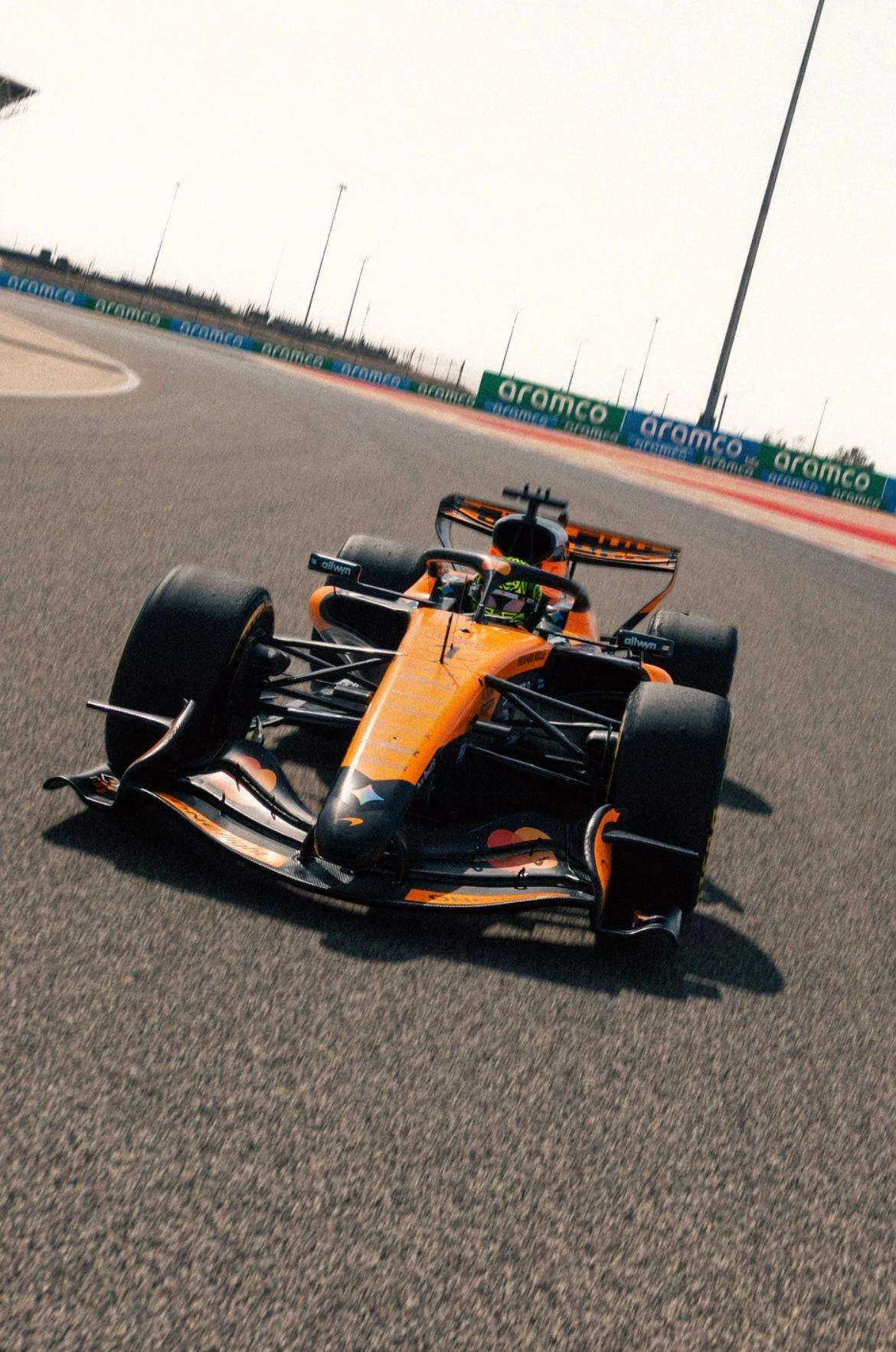 نوريس: التجارب تكشف أداء سيارة ماكلارين في ظروف متباينة وتوفر بيانات شاملة للتحليل