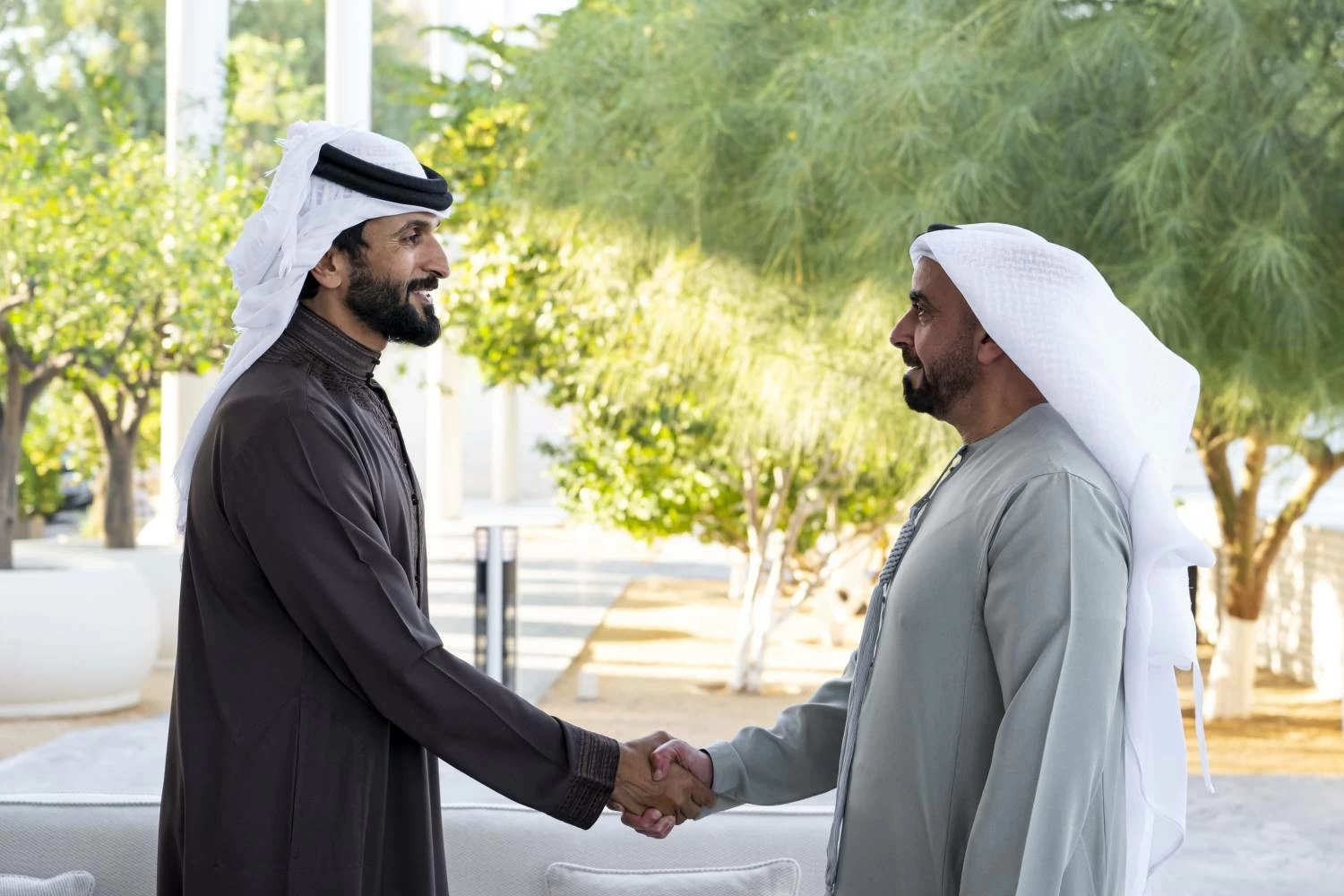 ناصر بن حمد ينقل تحيات وتقدير جلالة الملك إلى رئيس الإمارات