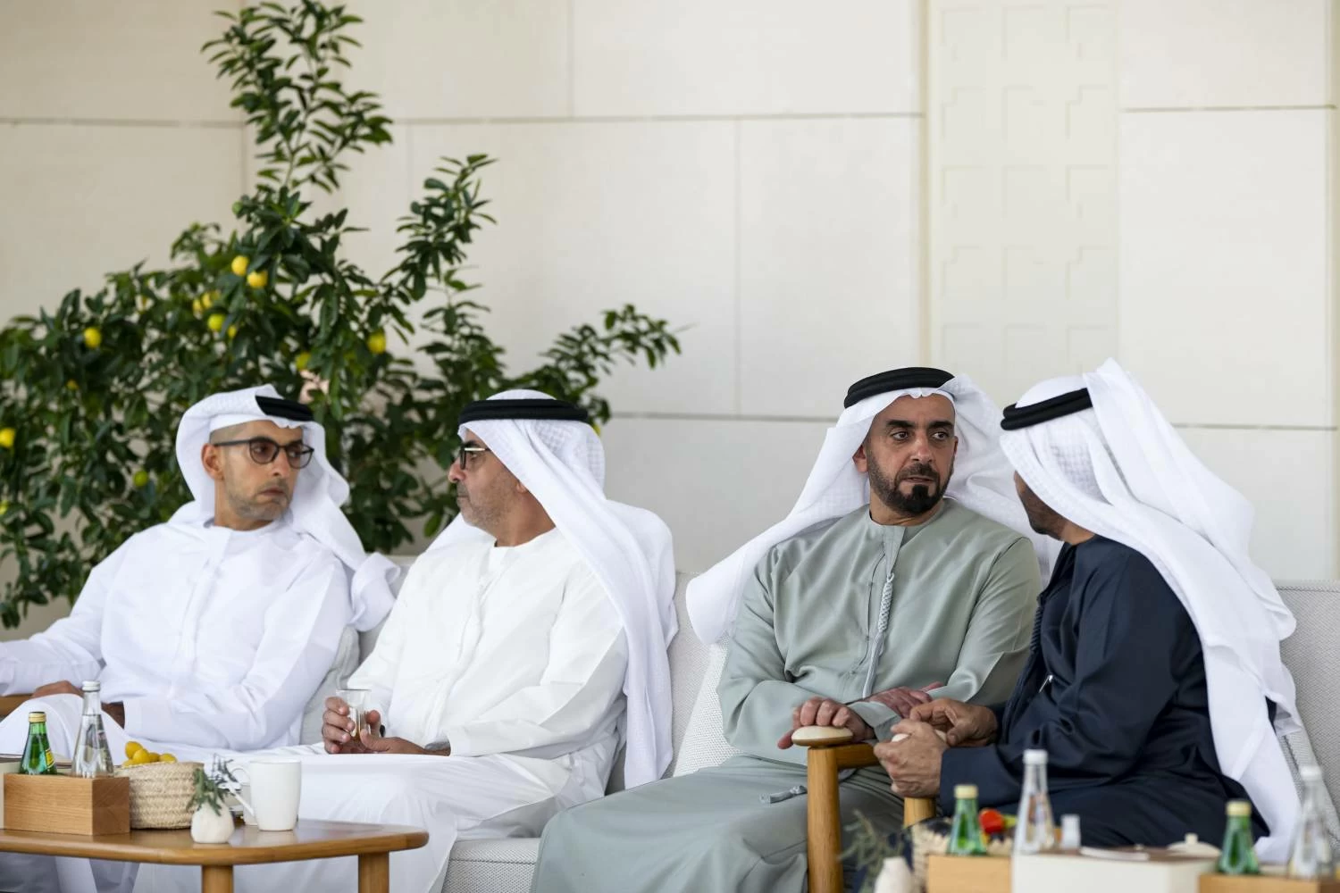 ناصر بن حمد ينقل تحيات وتقدير جلالة الملك إلى رئيس الإمارات