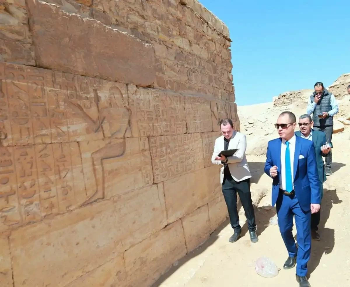 مصر.. النيابة تحقق في سرقة لوحة أثرية فرعونية (صور)