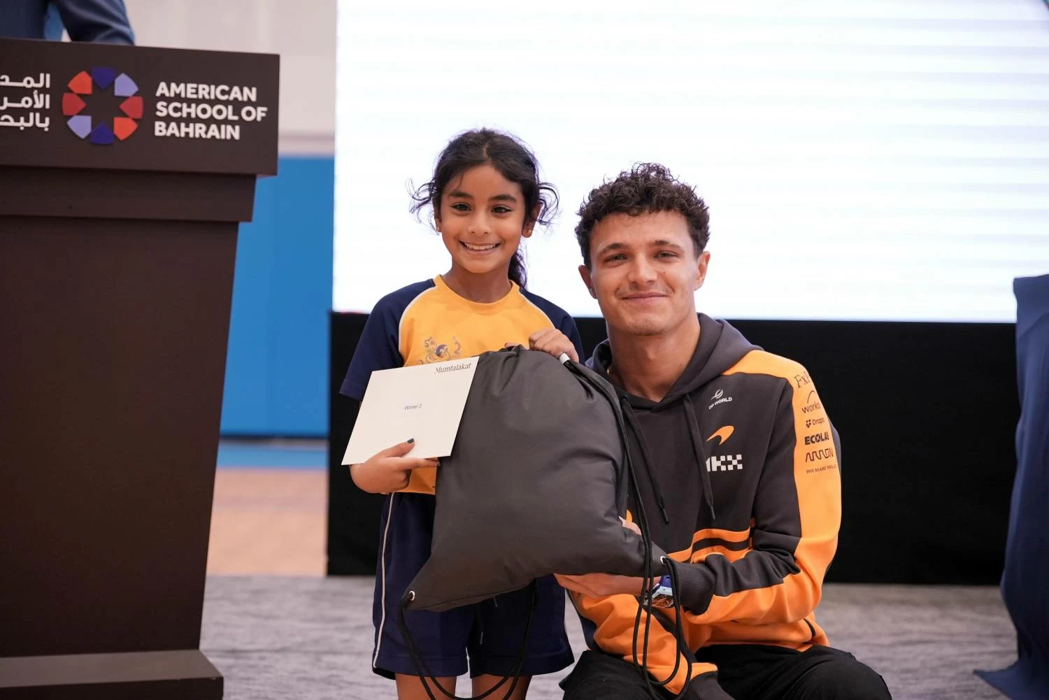 المدرسة الأمريكية بالبحرين تستضيف سائق ماكلارين لاندو نوريس