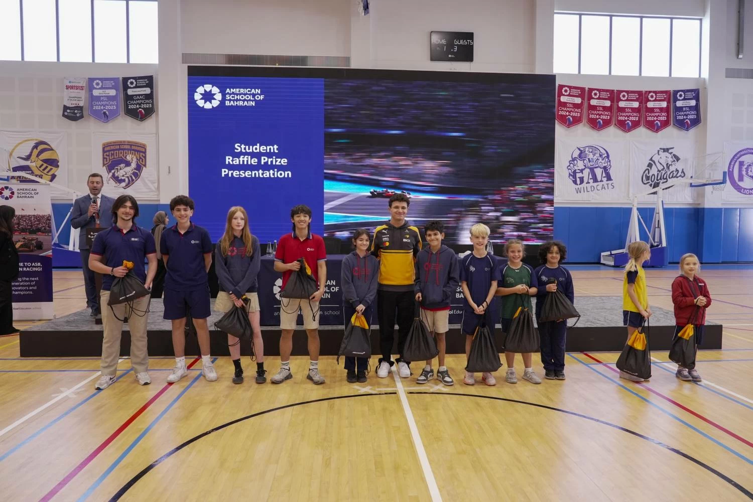 المدرسة الأمريكية بالبحرين تستضيف سائق ماكلارين لاندو نوريس