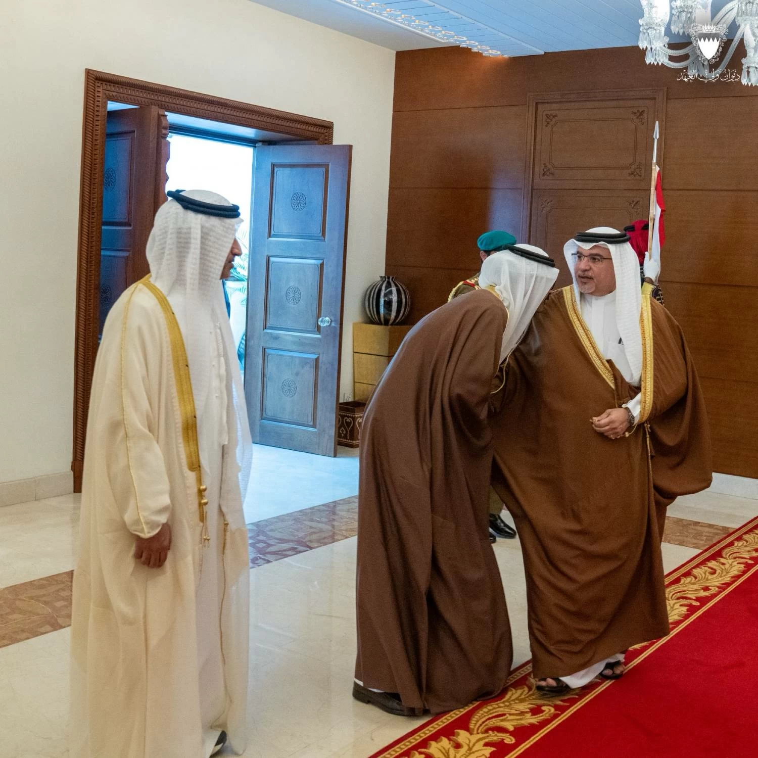 ولي العهد رئيس مجلس الوزراء يغادر أرض الوطن متوجهاً إلى الإمارات